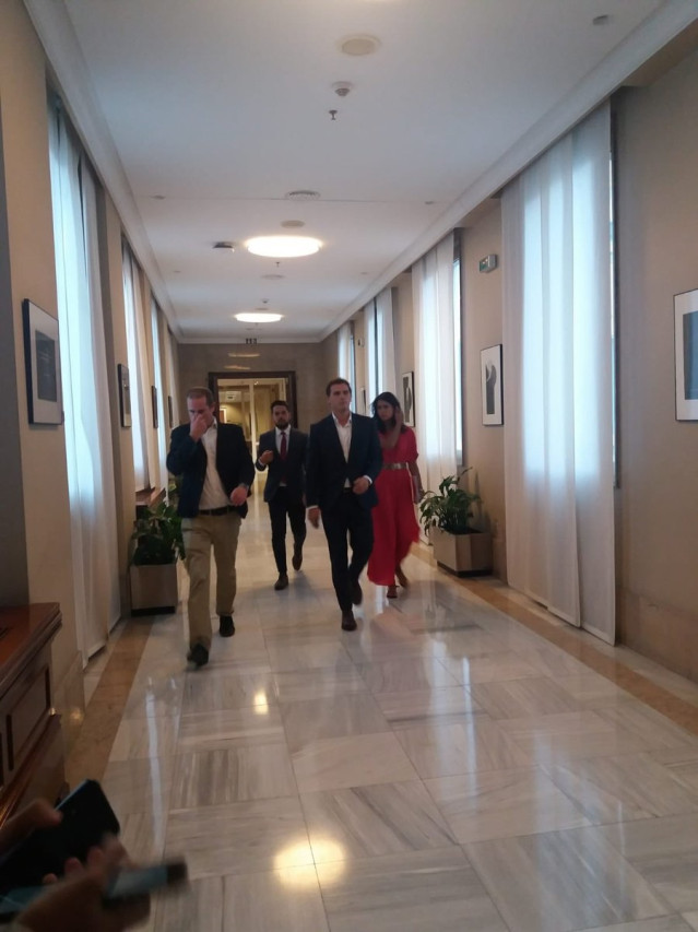 Rivera y su equipo llegan al Congreso para reunirse con Casado