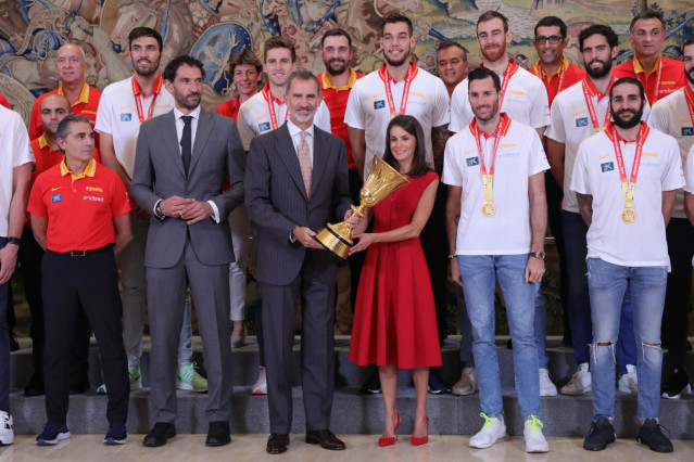 Audiencia de los Reyes Felipe y Letizia a la selección nacional de baloncesto ganadora de la Copa Mundial FIBA 2019 en el palacio de La Zarzuela a 16 de septiembre de 2019.