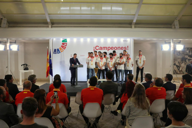 El presidente del Gobierno en funciones, Pedro Sánchez, recibe a la selección masculina de baloncesto en el palacio de La Moncloa a 16 de septiembre de 2019.