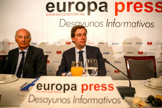 El alcalde de Madrid, José Luis Martínez-Almeida (1d), durante un desayuno de Europa Press.