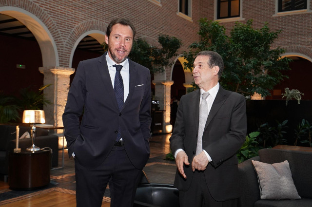 El portavoz del PSOE, Óscar Puente (izda) junto al presidente de la FEMP, Abel Caballero (dcha).