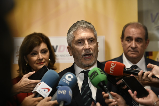 El ministro del Interior en funciones, Fernando Grande- Marlaska, atiende a los medios de comunicación, tras la inauguración del primer ciclo formativo dirigido a todos los miembros de las Fuerzas y Cuerpos de Seguridad que integran la Red policial dedica