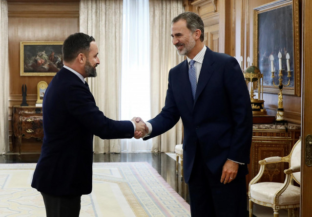 El rey Felipe VI recibe en audiencia al líder de Vox Santiago Abascal, en la segunda jornada de la ronda de consultas sobre la investidura de Pedro Sánchez como presidente del Gobierno, este Martes en el Palacio de Zarzuela, en Madrid, a 17 de septiembre