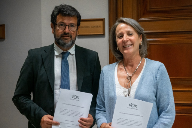 Los diputados de Vox por Murcia, Lourdes Méndez y Joaquín Robles, presentan una batería de preguntas al Gobierno sobre las graves inundaciones en el sureste español
