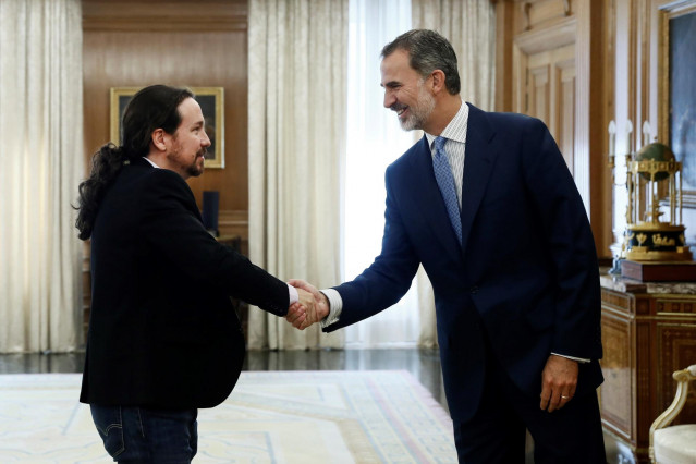 El rey Felipe VI recibe en audiencia al líder de Unidas Podemos Pablo Iglesias, en la segunda jornada de la ronda de consultas sobre la investidura de Pedro Sánchez como presidente del Gobierno, este Martes en el Palacio de Zarzuela, en Madrid, a 17 de se