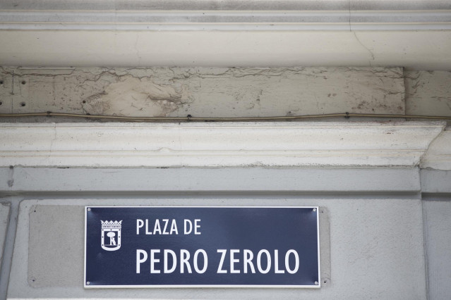 Placa con el nombre de Plaza de Pedro Zerolo en Madrid.