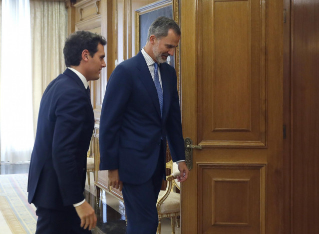 El rey Felipe VI recibe en audiencia al presidente de Ciudadanos, Albert Rivera (i), este lunes, en el Palacio de la Zarzuela, durante la segunda jornada de la ronda de consultas de cara a la posible investidura de Pedro Sánchez como presidente del Gobier