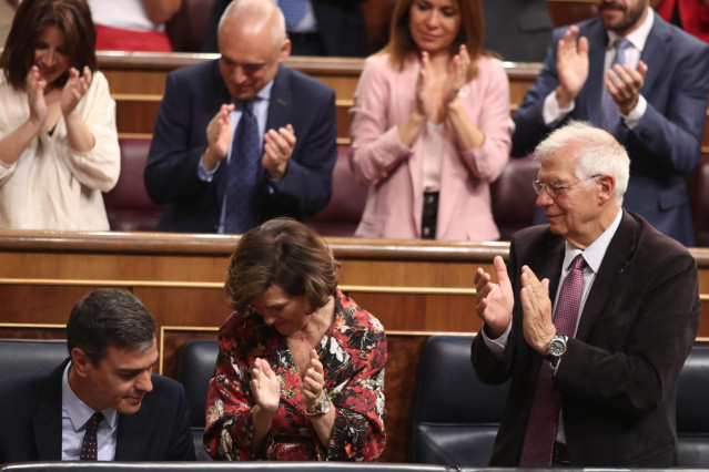 El presidente del Gobierno en funciones, Pedro Sánchez (1i), recibe el aplauso de la bancada socialista, entre ellos la vicepresidenta del Gobierno en funciones, Carmen Calvo (2i) y el ministro de Asuntos Exteriores, Unión Europea y Cooperación en funcion