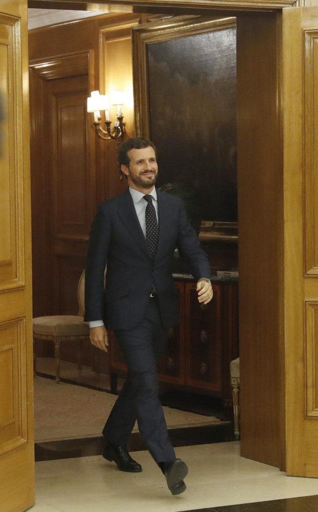 El rey Felipe VI saluda al presidente del Partido Popular, Pablo Casado (i), durante la reunión mantenida este martes en el Palacio de la Zarzuela, en la segunda jornada de la ronda de consultas de cara a la posible investidura de Pedro Sánchez como presi