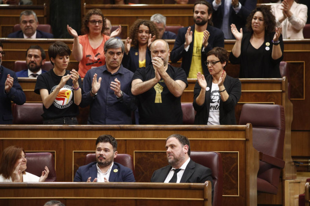 Diputados de ERC aplauden al líder de ERC, Oriol Junqueras (derecha en la primera fila), durante la sesión constitutiva de la Cámara Baja.
