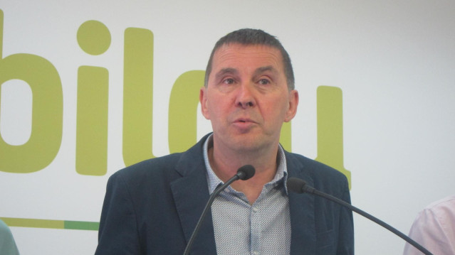 El coordinador general de EH Bildu,  Arnaldo Otegi, en una rueda de prensa