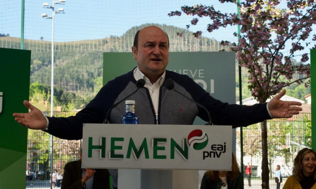 El presidente del EBB del PNV, Andoni Ortuzar, en un acto electoral en Llodio