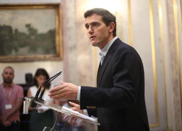 El presidente de Ciudadanos, Albert Rivera, en rueda de prensa ante los medios de comunicación, tras la sesión de control al Gobierno en funciones un día después de conocerse la casi plena seguridad de unas elecciones el 10 de noviembre, en Madrid (España