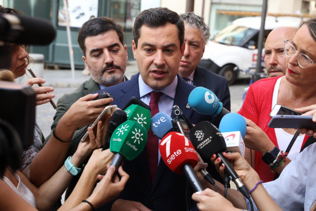 El presidente de la Junta, Juanma Moreno, atiende a los periodistas en Sevilla