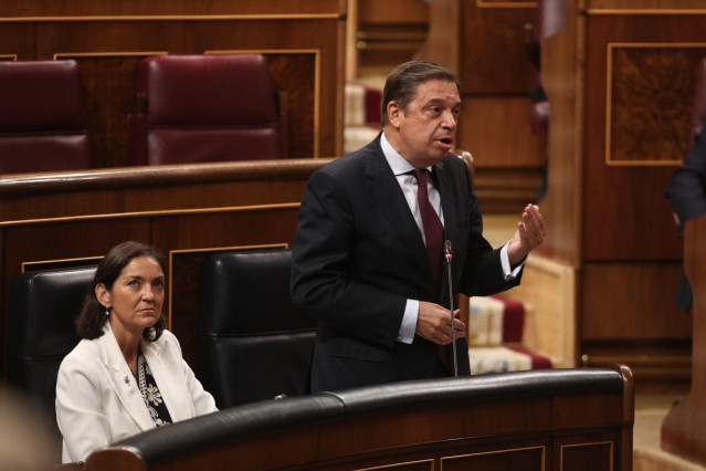 El ministro de Agricultura en funciones, Luis Planas, en el Pleno del Congreso.