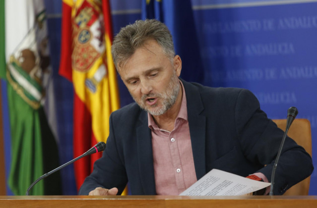 El portavoz parlamentario del PSOE-A, José Fiscal, en rueda de prensa