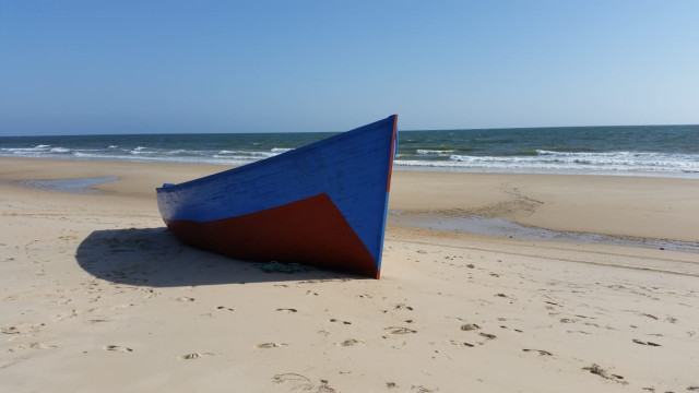 Una patera en la playa.