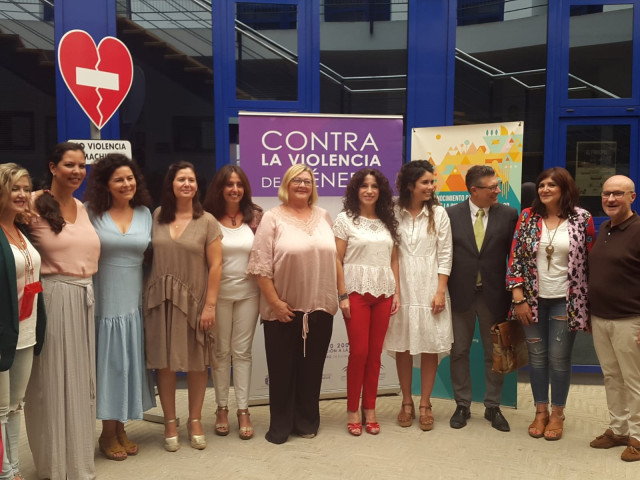 La consejera de Igualdad, Rocío Ruiz, en su visita a Almonte (Huelva).