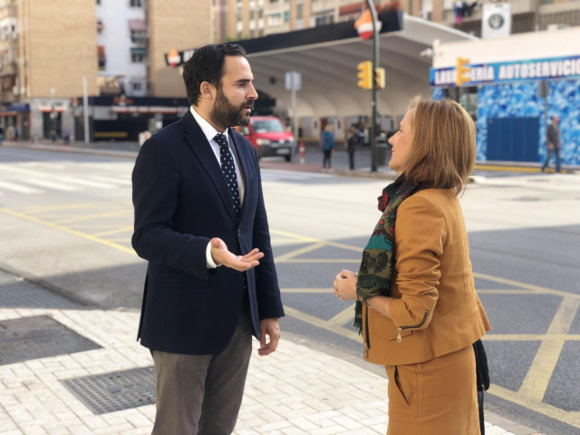 El portavoz del Grupo Municipal Socialista, Daniel Pérez, y la edil socialista Begoña Medina.