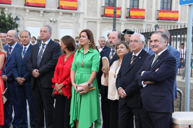 Juan José Imbroda, segundo por la derecham en el Día de Melilla