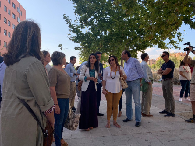 La portavoz de Vox en la Asamblea de Madrid, Rocío Monasterio, visita el edificio okupado de la calle Embalse del Vellón de Vallecas