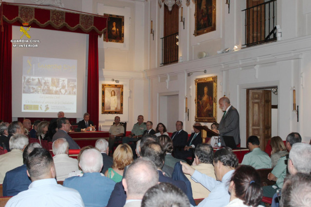 El director general de la Guardia Civil, Félix Azón, durante la conferencia sobre 'La Guardia Civil: Un Instituto al servicio de la ciudadanía' que ha impartido en la Real Academia de Medicina y Cirugía de Sevilla