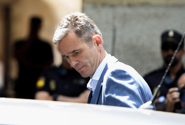 Iñaki Urdangarin ha pasado su segunda noche en la prisión de mujeres de Brieva y la expectación sobre cómo están siendo los primeros días encarcelado del cuñado del Rey Felipe VI es máxima. Pilar Eyre arroja un poco de luz al misterio nacional y en su blo