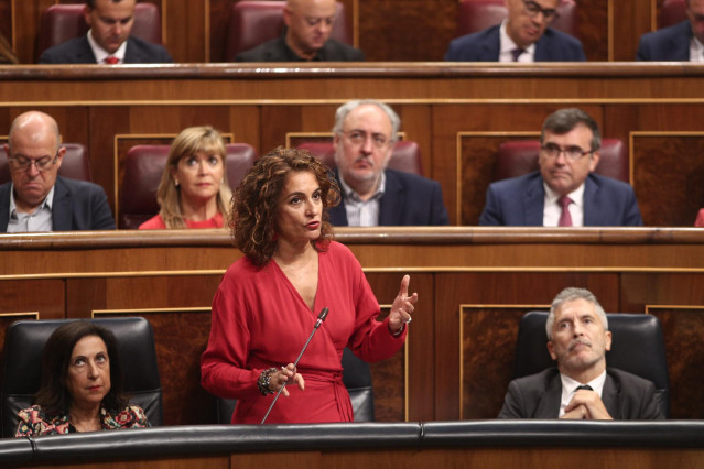 La ministra de Hacienda en funciones, María Jesús Montero, responde a las preguntas de los grupos parlamentarios del Congreso, durante la  sesión de control al Gobierno en funciones un día después de conocerse la casi plena seguridad de unas elecciones el
