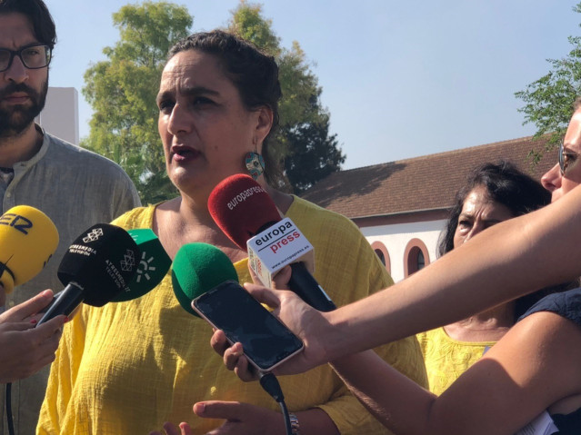 La portavoz adjunta del grupo parlamentario de Adelante Andalucía y miembro del Consejo Ciudadano Andaluz de Podemos, Ángela Aguilera, atendiendo a los periodistas