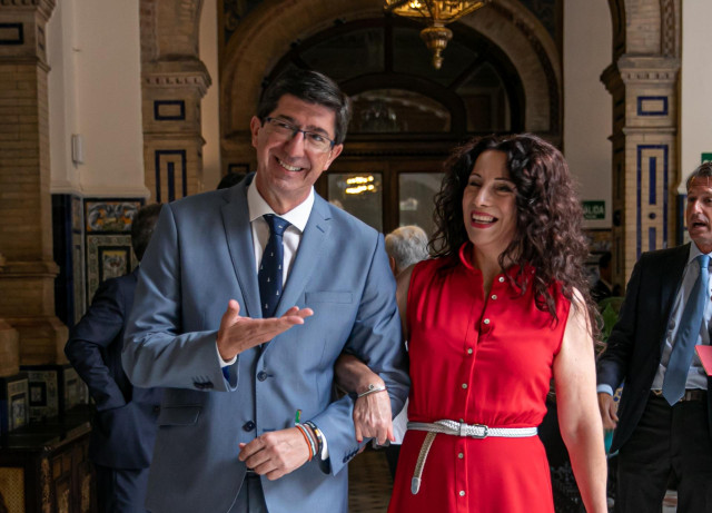 El vicepresidente de la Junta, Juan Marín (i) presenta a la consejera de Igualdad, Políticas Sociales y Conciliación, Rocío Ruiz (d) antes de impartir la conferencia-coloquio 'Una nueva forma de gestionar las políticas sociales''