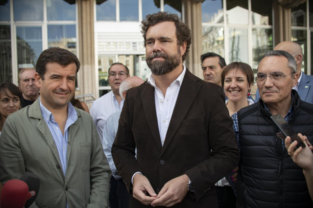 El portavoz de Vox en el Congreso de los Diputados, Iván Espinosa de los Monteros (c) acompañado del diputado Ricardo Chamorro (i) y el concejal del Ayuntamiento de Ciudad Real José Antonio Ruiz-Valdepeñas (d), en la Plaza Mayor de Ciudad Real, durante su