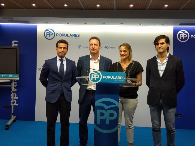 La presidenta del PP de Bizkaia, Raquek González, y el presidente de la Asociación Dignidad y Justicia, Daniel Portero, presentan la ordenanza de memoria, dignidad y justicia con las víctimas del terrorismo