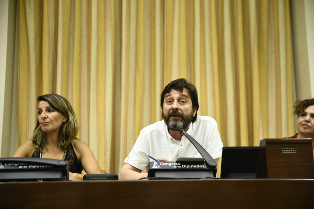 Los diputados de Unidas Podemos Yolanda Díaz (1i) y Rafa Mayoral (2i), durante la reunión con trabajadores de Alcoa, Naval de Sestao, Endesa, H&M, Burguer King, Kellys, Aparadoras de Elche, Vodafone, Amazon, Térmicas de Compostilla y Andorra sumidos en co