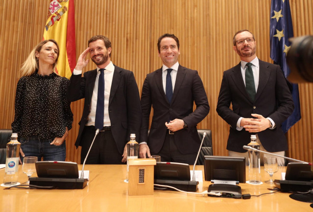 (I-D) La portavoz del PP en el Congreso, Cayetana Álvarez de Toledo; el presidente del Partido Popular, Pablo Casado; el secretario general del partido, Teodoro García Egea; y el portavoz del PP en el Senado, Javier Maroto, en la reunión de diputados y se