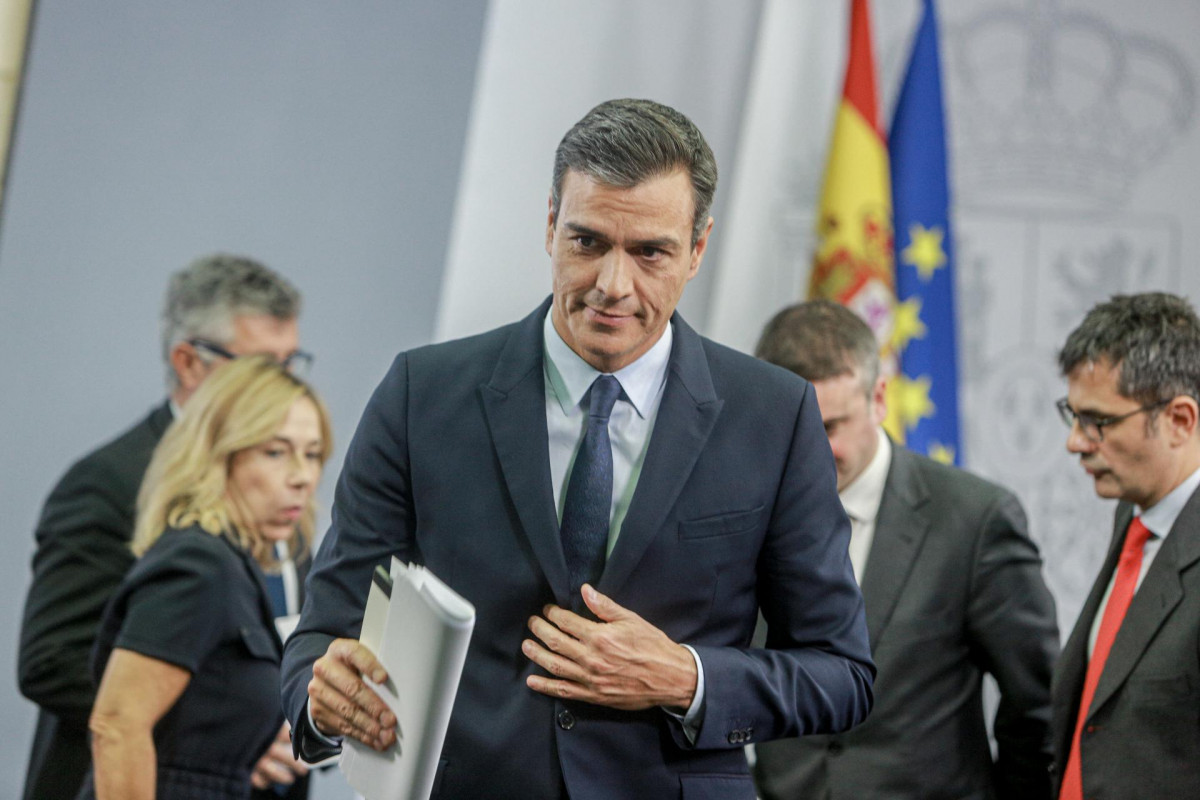 El presidente del Gobierno, Pedro Sánchez, ofrece una rueda de prensa  posterior a su reunión con el Rey para proponer candidato a la Presidencia del Gobierno, en el complejo de La Moncloa, Madrid (