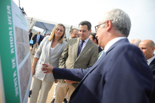 El presidente de la Junta de Andalucía, Juanma Moreno, en las obras de la Autovía del Almanzora