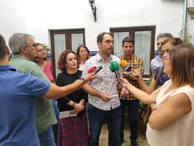 El coordinador general de IULV-CA, Toni Valero, atendiendo a los periodistas