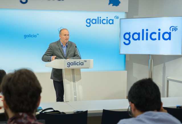 El secretario general del PP gallego, Miguel Tellado, en rueda de prensa en la sede autonómica