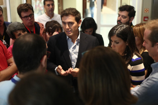 El presidente de Ciudadanos, Albert Rivera, atiende a los medios de comunicación en los pasillos del Congreso, durante la  sesión de control al Gobierno en funciones un día después de conocerse la casi plena seguridad de unas elecciones el 10 de noviembre