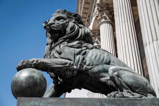 Uno de los leones  de la fachada del Congreso de los Diputados