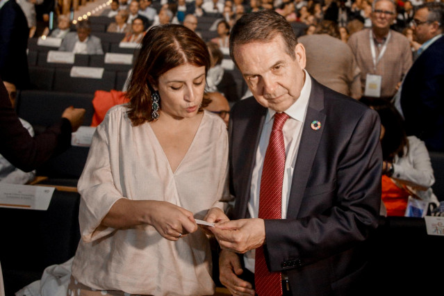 (I-D) La portavoz del Grupo Socialista en el Congreso de los Diputados, Adriana Lastra, y el alcalde de Vigo y presidente de la Federación Española de Municipios y Provincias (FEMP), Abel Caballero, en el XII Pleno de la FEMP en Madrid a 21 de septiembre