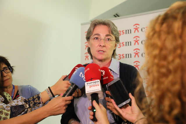 La concejala del Ayuntamiento de Madrid, Marta Higueras dando declaraciones a los medios de comunicación en el acto por el Día Mundial del Alzehimer de la Comunidad de Madrid 2019 organizado por la coordinadora del Tercer Sector de la Comunidad de Madrid,