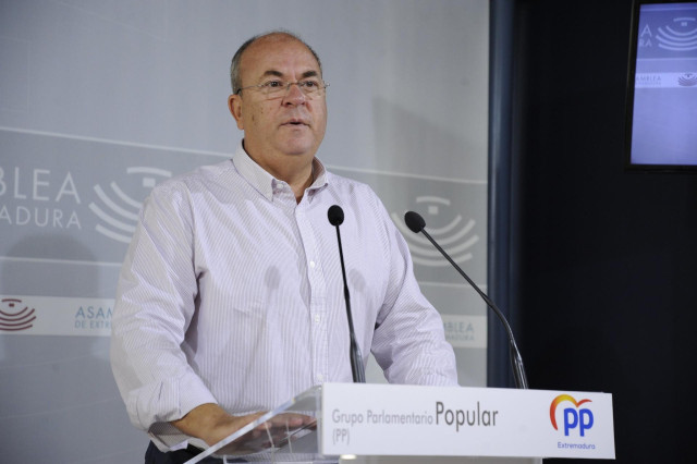 Monago, en una rueda de prensa en la Asamblea.