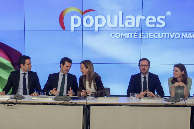 (I-D) El secretario general, Teodoro Garíca Egea; el presidente del partido, Pablo Casado; y los vicesecretarios generales, Marta González Vázquez, Javier Maroto y Andrea Levy, durante la reunión del Comité Ejecutivo del Partido Popular.