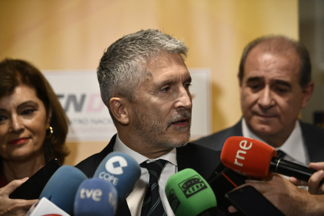El ministro del Interior en funciones, Fernando Grande- Marlaska, atiende a los medios de comunicación, tras la inauguración del primer ciclo formativo dirigido a todos los miembros de las Fuerzas y Cuerpos de Seguridad que integran la Red policial dedica