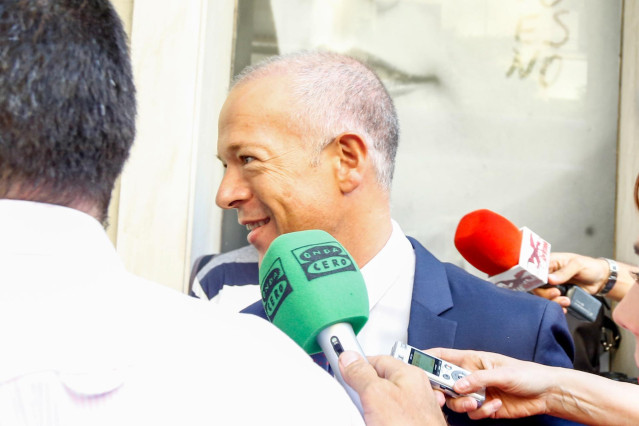 El portavoz del PSOE en el Senado, Ander Gil, ofrece declaraciones a los medios de comunicación tras la eunión de la Comisión Ejecutiva Federal del PSOE celebrada en Ferraz horas antes de la segunda votación para su investidura.