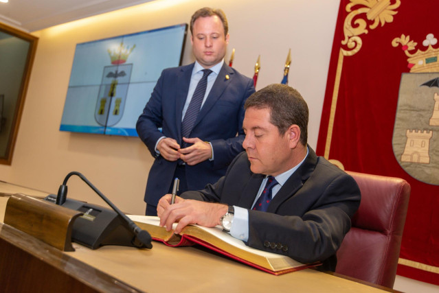 El presidente de C-LM, Emiliano García-Page, en su reunión con el alcalde de Albacete, Vicente Casañ