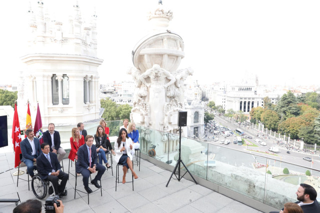 El alcalde de Madrid, José Luis Martínez-Almeida (2i) y la vicealcaldesa, Begoña Villacís (1d), acompañados por todos los miembros del equipo de Gobierno municipal, estrechan sus manos durante un acto en el que han hecho balance de los primeros 100 días d
