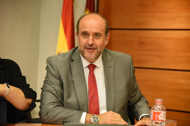El vicepresidente de C-LM, José Luis Martínez Guijarro, en la Comisión de las Cortes.