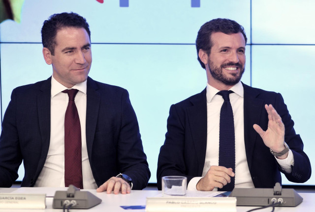 (I-D) El secretario general del Partido Popular, Teodoro García Egea y el presidente del PP, Pablo Casado, durante la primera reunión del Comité Ejecutivo Nacional del partido tras conocerse la previsión de elecciones para el 10-N, en Madrid (España), a 2